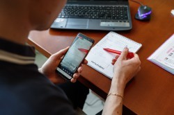 Всегда на связи: учитель гимназии № 37 проводит онлайн-уроки в Инстаграм