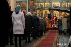 В Екатеринбурге десятки горожан встретили Пасху в храме. «Охрана смотрела, чтобы люди не стояли вплотную друг к другу». ФОТО