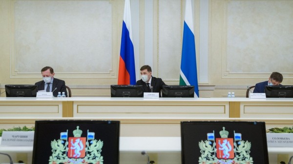 Губернатор Евгений Куйвашев нарушает масочный режим, который сам же и ввел. Фото Губернатор Евгений Куйвашев нарушает масочный режим, который сам же и ввел. Фото