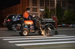 Линии, стрелки и &laquo;зебры&raquo;: дорожники наносят разметку на улицах Екатеринбурга