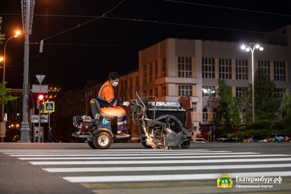 Линии, стрелки и &laquo;зебры&raquo;: дорожники наносят разметку на улицах Екатеринбурга