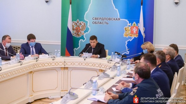 Губернатор Евгений Куйвашев нарушает масочный режим, который сам же и ввел. Фото Губернатор Евгений Куйвашев нарушает масочный режим, который сам же и ввел. Фото