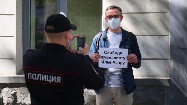 Шеф-редактор Znak.com вышел с пикетом к зданию ГУ МВД в поддержку арестованного журналиста Ильи Азара Шеф-редактор Znak.com вышел с пикетом к зданию ГУ МВД в поддержку арестованного журналиста Ильи Азара