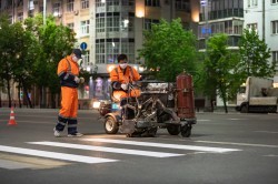 Линии, стрелки и &laquo;зебры&raquo;: дорожники наносят разметку на улицах Екатеринбурга