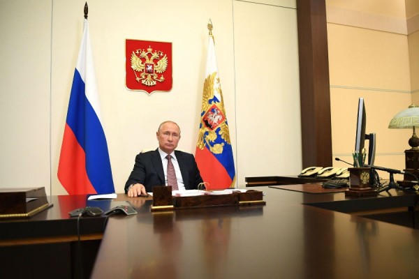 Владимир Путин поручил сохранить режим самоизоляции для лиц старше 65 лет
