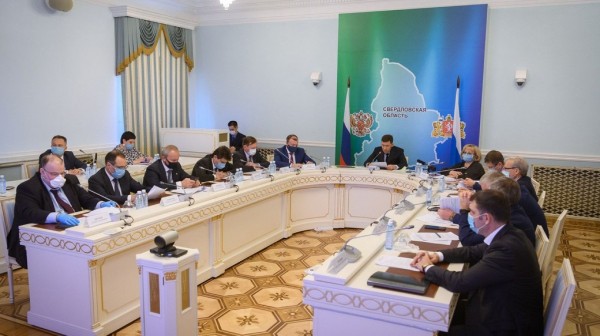 Губернатор Евгений Куйвашев нарушает масочный режим, который сам же и ввел. Фото Губернатор Евгений Куйвашев нарушает масочный режим, который сам же и ввел. Фото