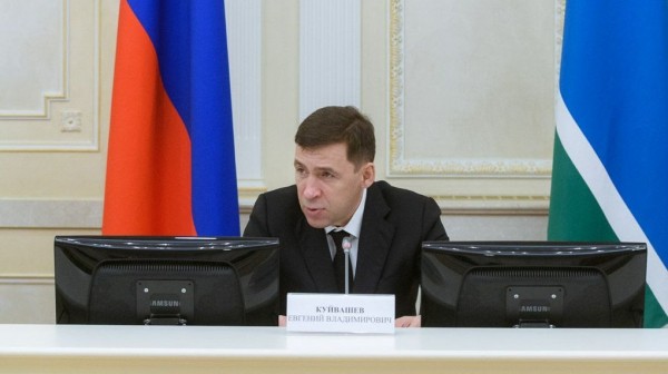 Губернатор Евгений Куйвашев нарушает масочный режим, который сам же и ввел. Фото Губернатор Евгений Куйвашев нарушает масочный режим, который сам же и ввел. Фото