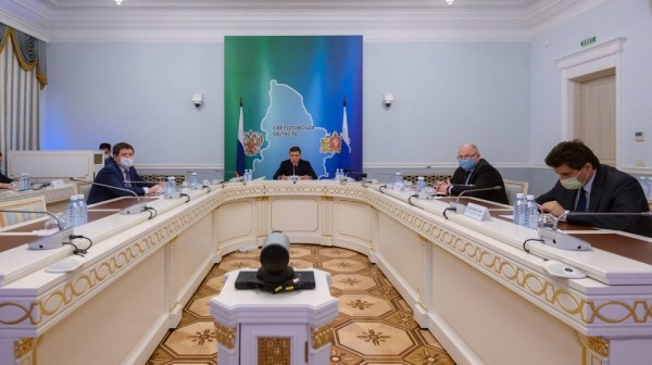 Губернатор Евгений Куйвашев нарушает масочный режим, который сам же и ввел. Фото Губернатор Евгений Куйвашев нарушает масочный режим, который сам же и ввел. Фото