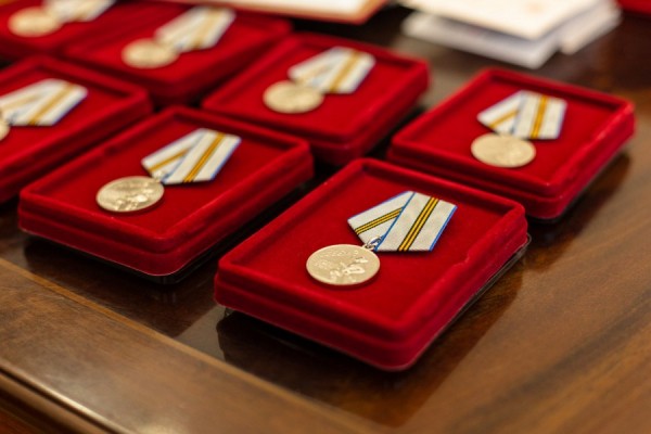 Власти Екатеринбурга продолжают вручать ветеранам юбилейные медали на дому Власти Екатеринбурга продолжают вручать ветеранам юбилейные медали на дому