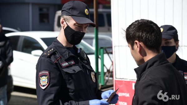 После вспышки коронавируса самый «заразный» район Екатеринбурга наводнили полиция и Росгвардия. Фото После вспышки коронавируса самый «заразный» район Екатеринбурга наводнили полиция и Росгвардия. Фото