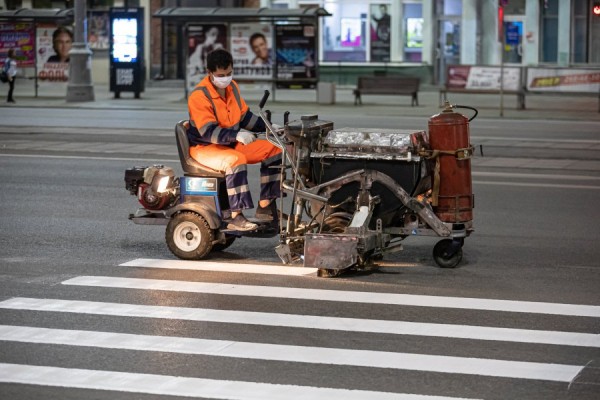 Линии, стрелки и &laquo;зебры&raquo;: дорожники наносят разметку на улицах Екатеринбурга