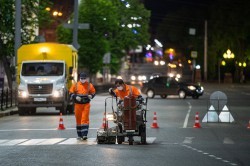 Линии, стрелки и &laquo;зебры&raquo;: дорожники наносят разметку на улицах Екатеринбурга
