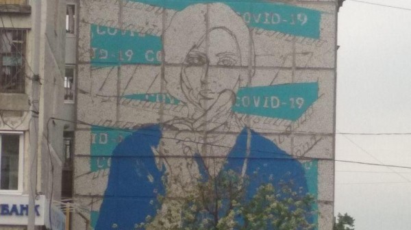 Художники рисуют огромное граффити в благодарность отважным врачам рядом с 40-й больницей