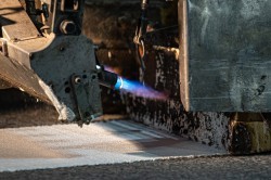 Линии, стрелки и &laquo;зебры&raquo;: дорожники наносят разметку на улицах Екатеринбурга