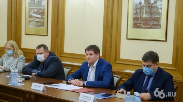 Губернатор Евгений Куйвашев нарушает масочный режим, который сам же и ввел. Фото Губернатор Евгений Куйвашев нарушает масочный режим, который сам же и ввел. Фото