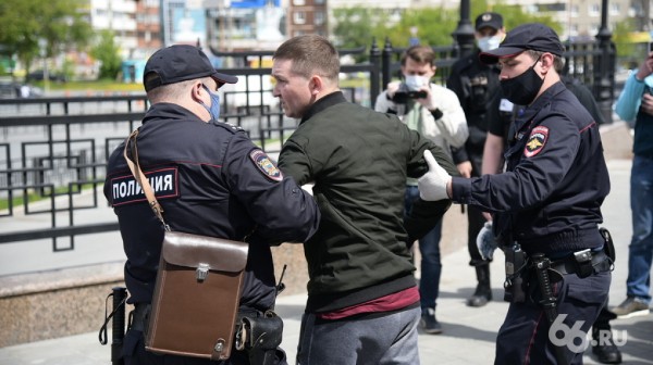 После вспышки коронавируса самый «заразный» район Екатеринбурга наводнили полиция и Росгвардия. Фото После вспышки коронавируса самый «заразный» район Екатеринбурга наводнили полиция и Росгвардия. Фото