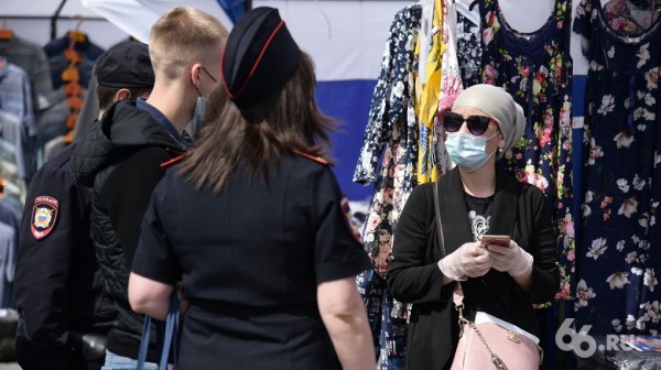 После вспышки коронавируса самый «заразный» район Екатеринбурга наводнили полиция и Росгвардия. Фото После вспышки коронавируса самый «заразный» район Екатеринбурга наводнили полиция и Росгвардия. Фото