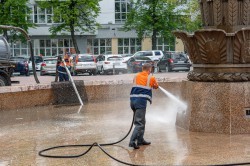 Сезон открыт: фонтаны уральской столицы выходят из зимней «спячки» Сезон открыт: фонтаны уральской столицы выходят из зимней «спячки»