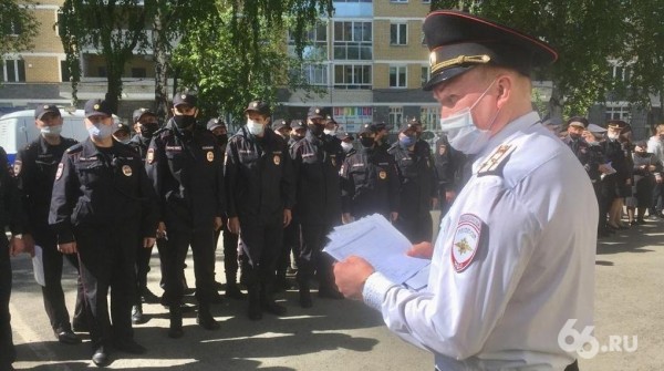 После вспышки коронавируса самый «заразный» район Екатеринбурга наводнили полиция и Росгвардия. Фото После вспышки коронавируса самый «заразный» район Екатеринбурга наводнили полиция и Росгвардия. Фото