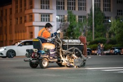 Линии, стрелки и &laquo;зебры&raquo;: дорожники наносят разметку на улицах Екатеринбурга