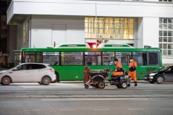 Линии, стрелки и &laquo;зебры&raquo;: дорожники наносят разметку на улицах Екатеринбурга