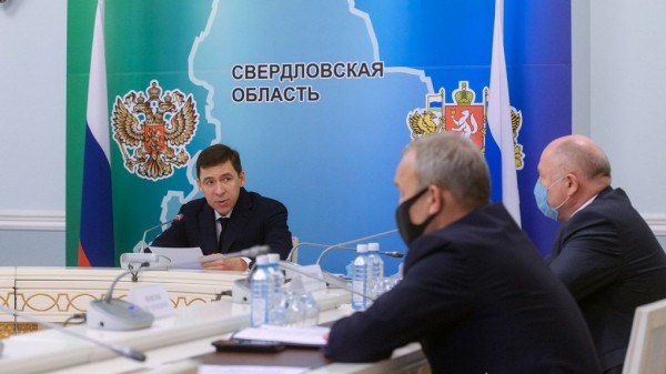 Губернатор Евгений Куйвашев нарушает масочный режим, который сам же и ввел. Фото Губернатор Евгений Куйвашев нарушает масочный режим, который сам же и ввел. Фото