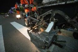 Линии, стрелки и &laquo;зебры&raquo;: дорожники наносят разметку на улицах Екатеринбурга