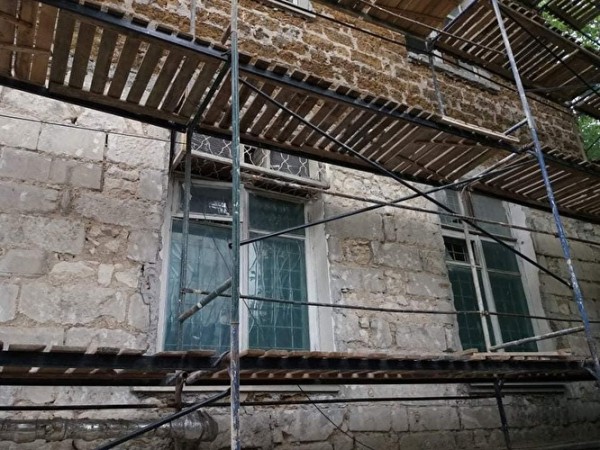 В Симферополе во время ремонта техникума выяснилось, что стены сделаны из надгробных плит В Симферополе во время ремонта техникума выяснилось, что стены сделаны из надгробных плит