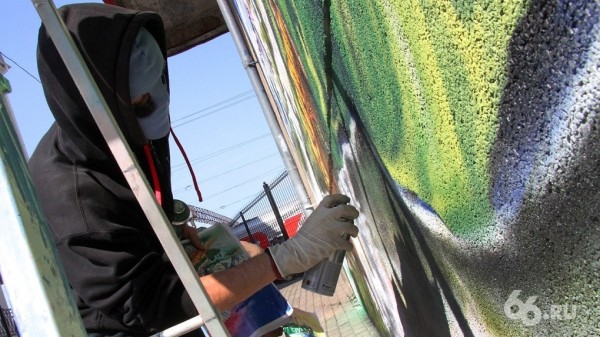 Художники рисуют огромное граффити в благодарность отважным врачам рядом с 40-й больницей