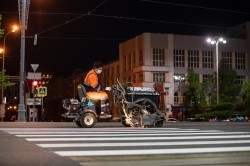 Линии, стрелки и &laquo;зебры&raquo;: дорожники наносят разметку на улицах Екатеринбурга