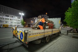 Линии, стрелки и &laquo;зебры&raquo;: дорожники наносят разметку на улицах Екатеринбурга