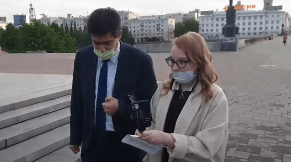 Губернатор Евгений Куйвашев нарушает масочный режим, который сам же и ввел. Фото Губернатор Евгений Куйвашев нарушает масочный режим, который сам же и ввел. Фото