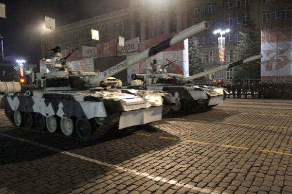 В Екатеринбурге прошла последняя ночная репетиция Парада В Екатеринбурге прошла последняя ночная репетиция Парада