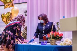 Выпускники школ уральской столицы впервые получают аттестаты без экзаменов