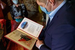 Власти Екатеринбурга продолжают вручать ветеранам памятные подарки к 75-летию Победы Власти Екатеринбурга продолжают вручать ветеранам памятные подарки к 75-летию Победы