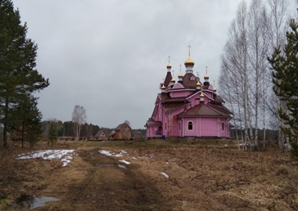 Поля, здания и целые деревни: хозяйство схиигумена Сергия раскинулось на десятках гектаров. Исследование Znak.com