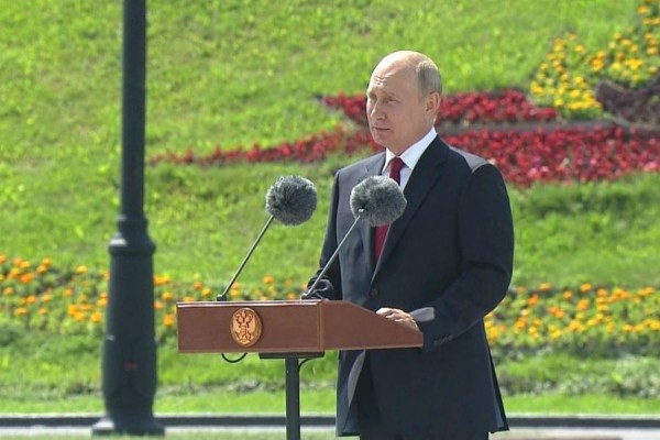 Владимир Путин вручил ударникам медали Героя Труда