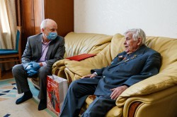 Власти Екатеринбурга продолжают вручать ветеранам памятные подарки к 75-летию Победы Власти Екатеринбурга продолжают вручать ветеранам памятные подарки к 75-летию Победы