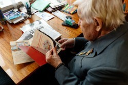 Власти Екатеринбурга продолжают вручать ветеранам памятные подарки к 75-летию Победы Власти Екатеринбурга продолжают вручать ветеранам памятные подарки к 75-летию Победы