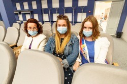 Выпускники школ уральской столицы впервые получают аттестаты без экзаменов