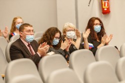 Выпускники школ уральской столицы впервые получают аттестаты без экзаменов