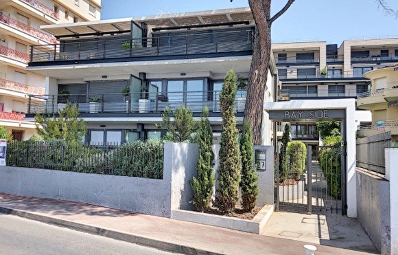 Навальный рассказал о недвижимости семьи главы Росприроднадзора на ₽720 млн