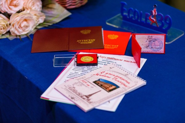 Выпускники школ уральской столицы впервые получают аттестаты без экзаменов