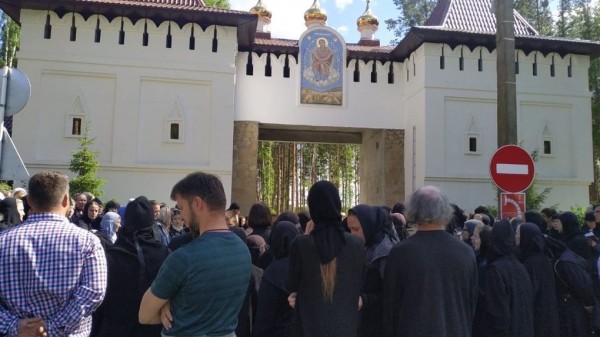 Опальный отец Сергий захватил монастырь в Среднеуральске: по периметру выставили казачьи патрули