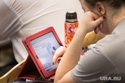 Российские школьники получили сотни тысяч планшетов и ноутбуков