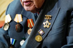 Власти Екатеринбурга продолжают вручать ветеранам памятные подарки к 75-летию Победы Власти Екатеринбурга продолжают вручать ветеранам памятные подарки к 75-летию Победы