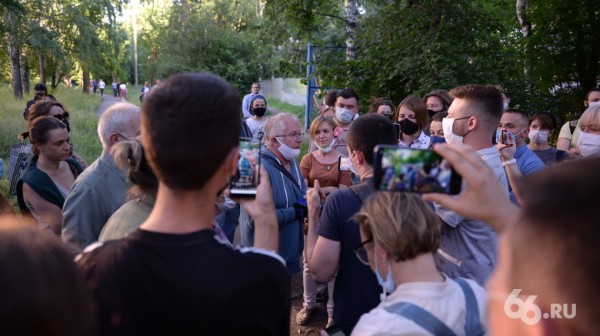 Сотня человек вышла в парк у Дворца молодежи, чтобы остановить вырубку деревьев