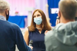 Выпускники школ уральской столицы впервые получают аттестаты без экзаменов