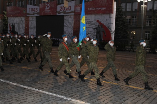 В Екатеринбурге прошла последняя ночная репетиция Парада В Екатеринбурге прошла последняя ночная репетиция Парада