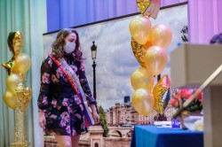 Выпускники школ уральской столицы впервые получают аттестаты без экзаменов